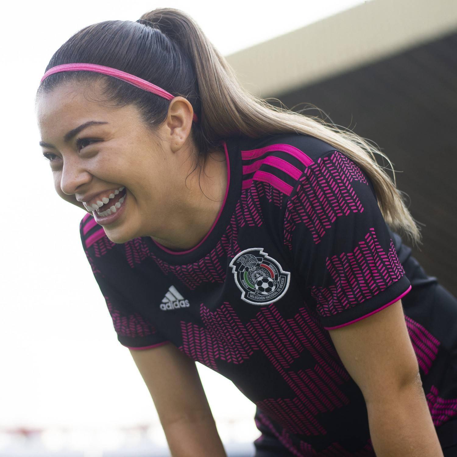 墨西哥女足队长领取最佳进球奖