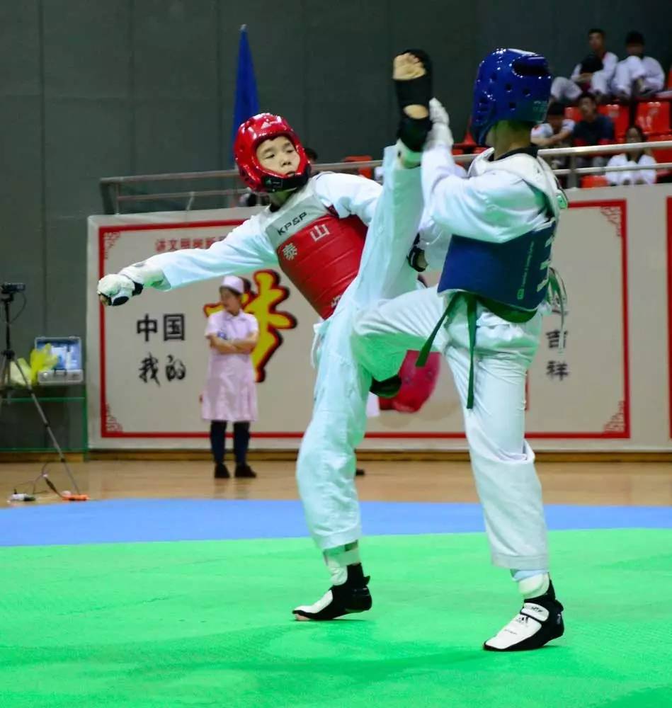 经典对决再现观众热情掌声响起 经典对决再现观众热情掌声响起