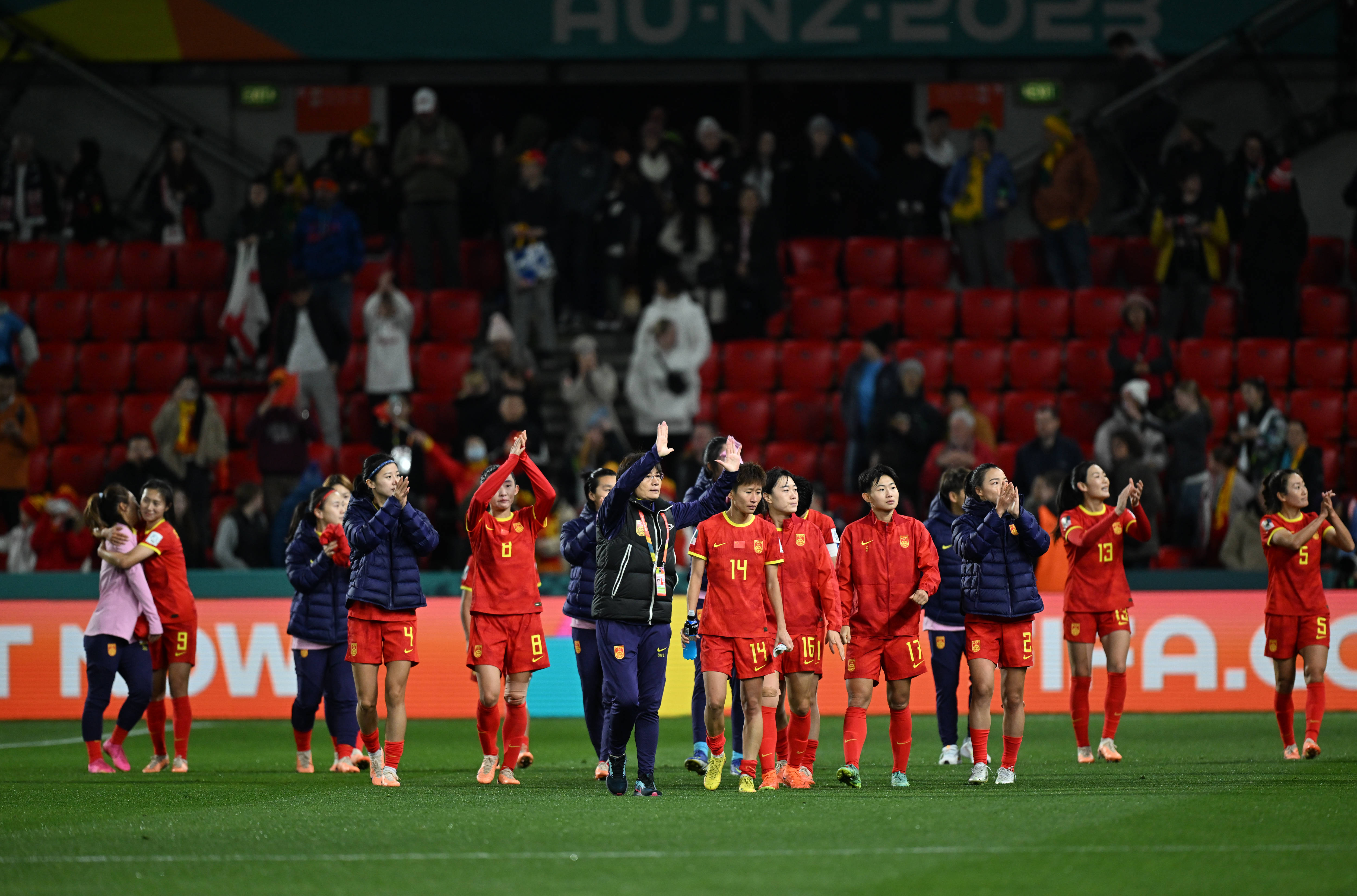 中国女足在比赛中展现出优雅的踢球风格 中国女足在比赛中展现出优雅的踢球风格