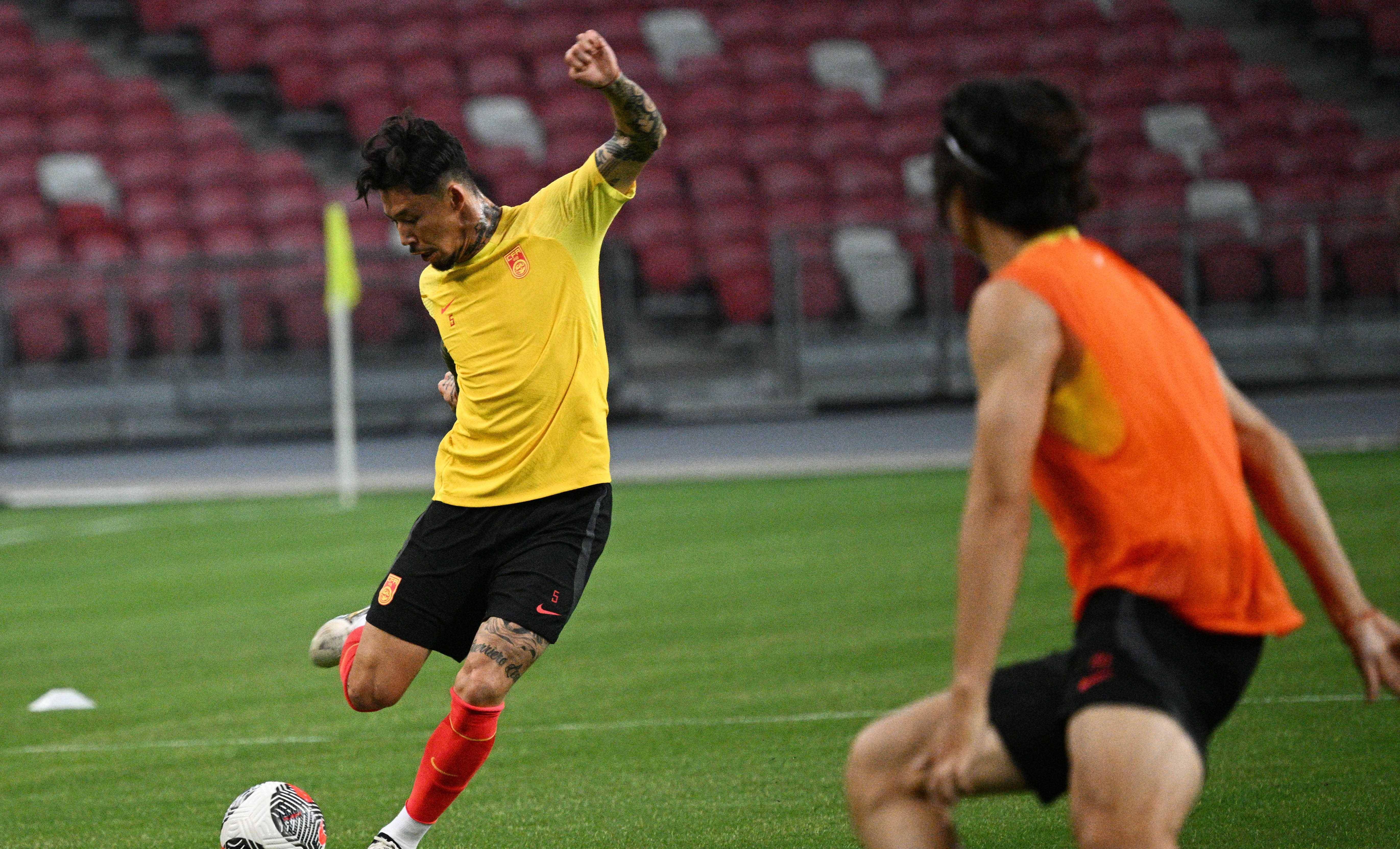 关于足球比赛精彩对决，球员拼尽全力争取胜利的信息