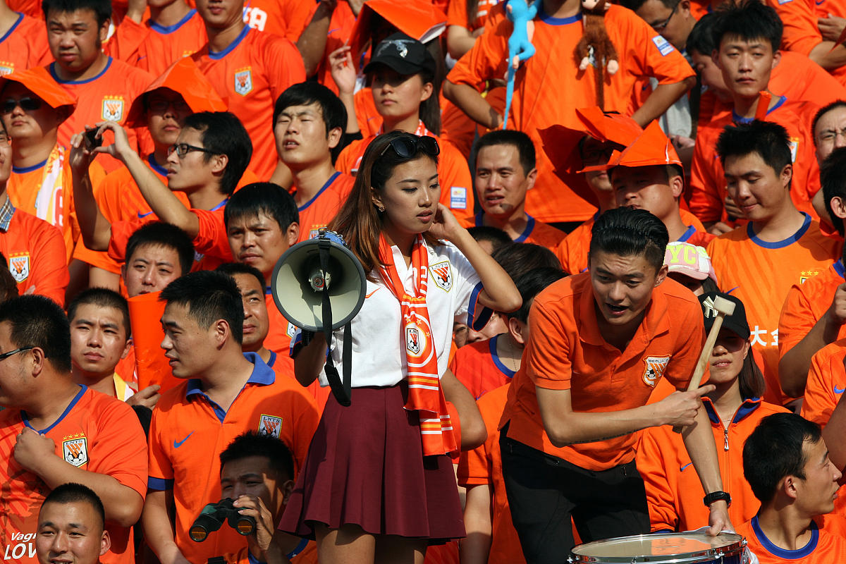 关于足球比赛精彩对决，球员拼尽全力争取胜利的信息