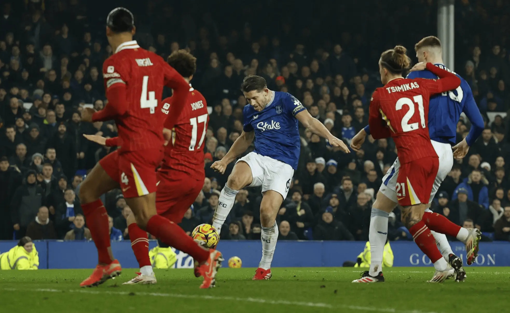 关于利物浦后防线失误频发，联赛前景不容乐观的信息