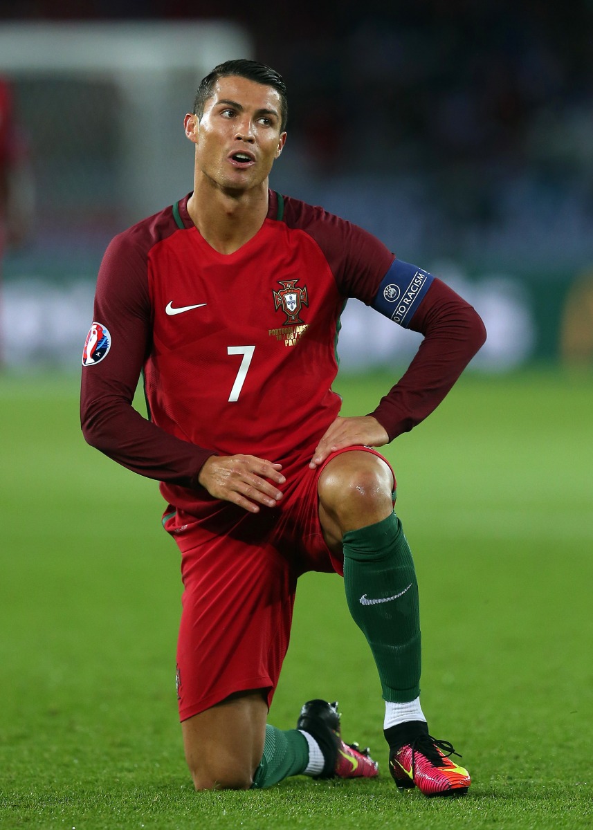 关于足球巨星们的激烈对决，赛场上尽显风采的信息