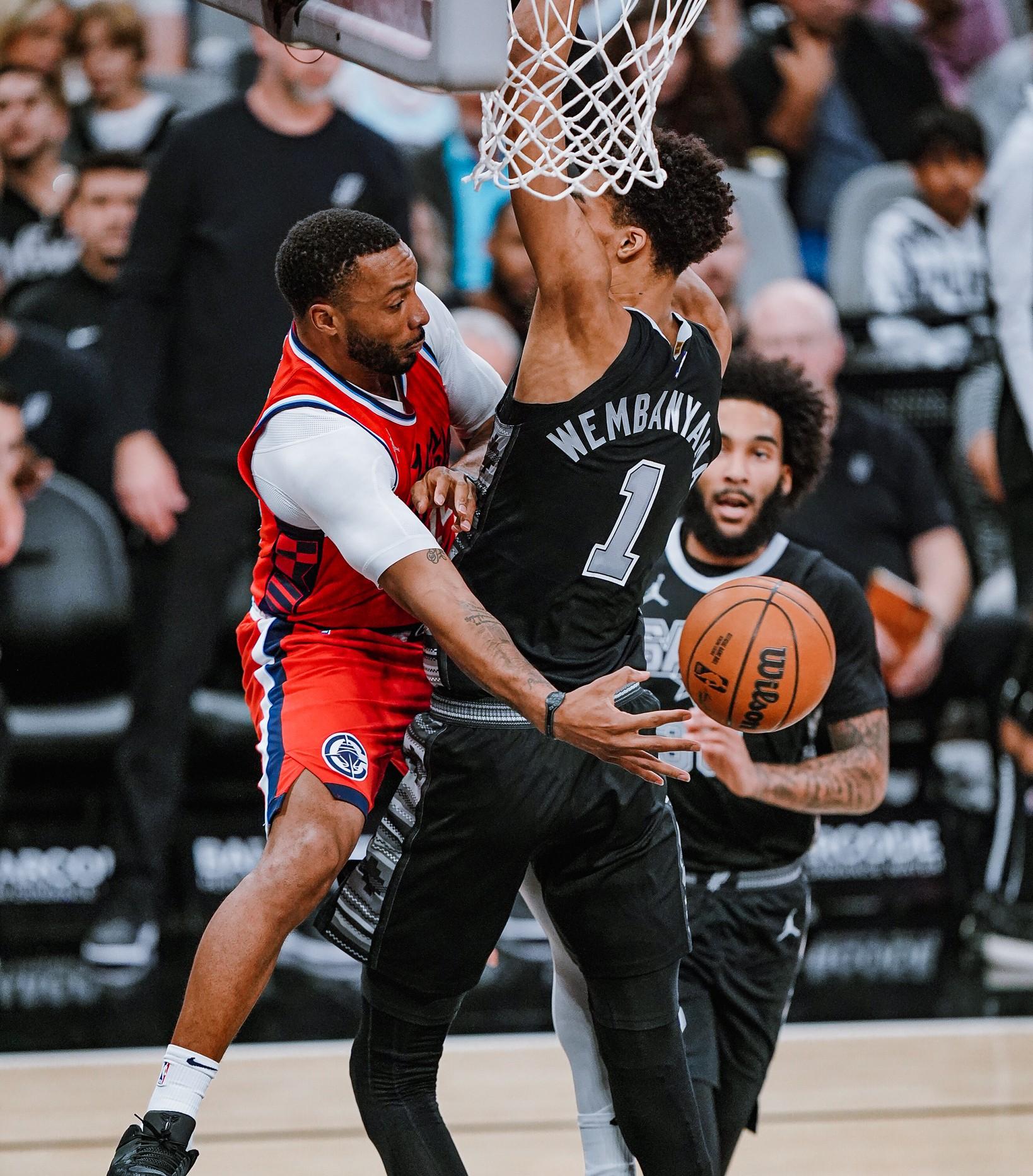 关于马刺队主帅调整战术,带领球队取得胜利的信息 关于马刺队主帅调整战术,带领球队取得胜利的信息