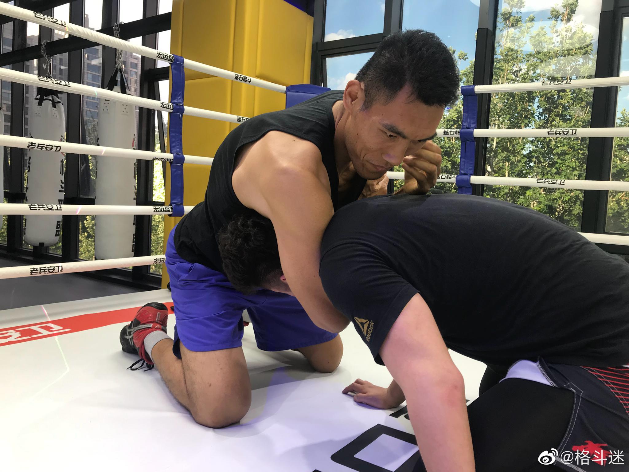 轻重量级竞技火爆,中国选手紧咬金银牌的简单介绍 轻重量级竞技火爆,中国选手紧咬金银牌的简单介绍