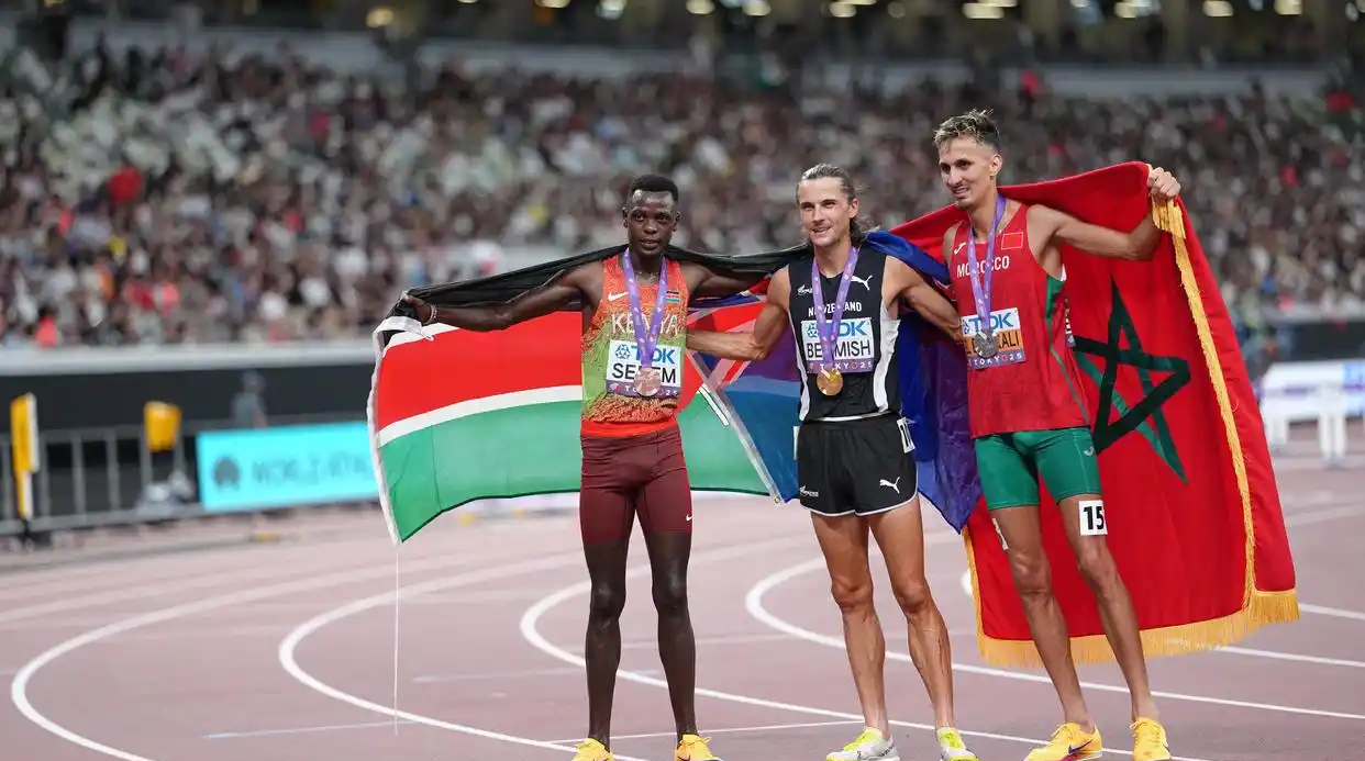 田径选手飞奔终点，赢得人们的掌声